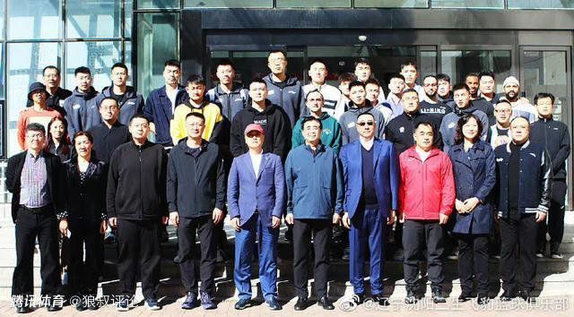 他的本名叫刘家辉，是港岛实力最强的地产商、航运商以及投资商之一。